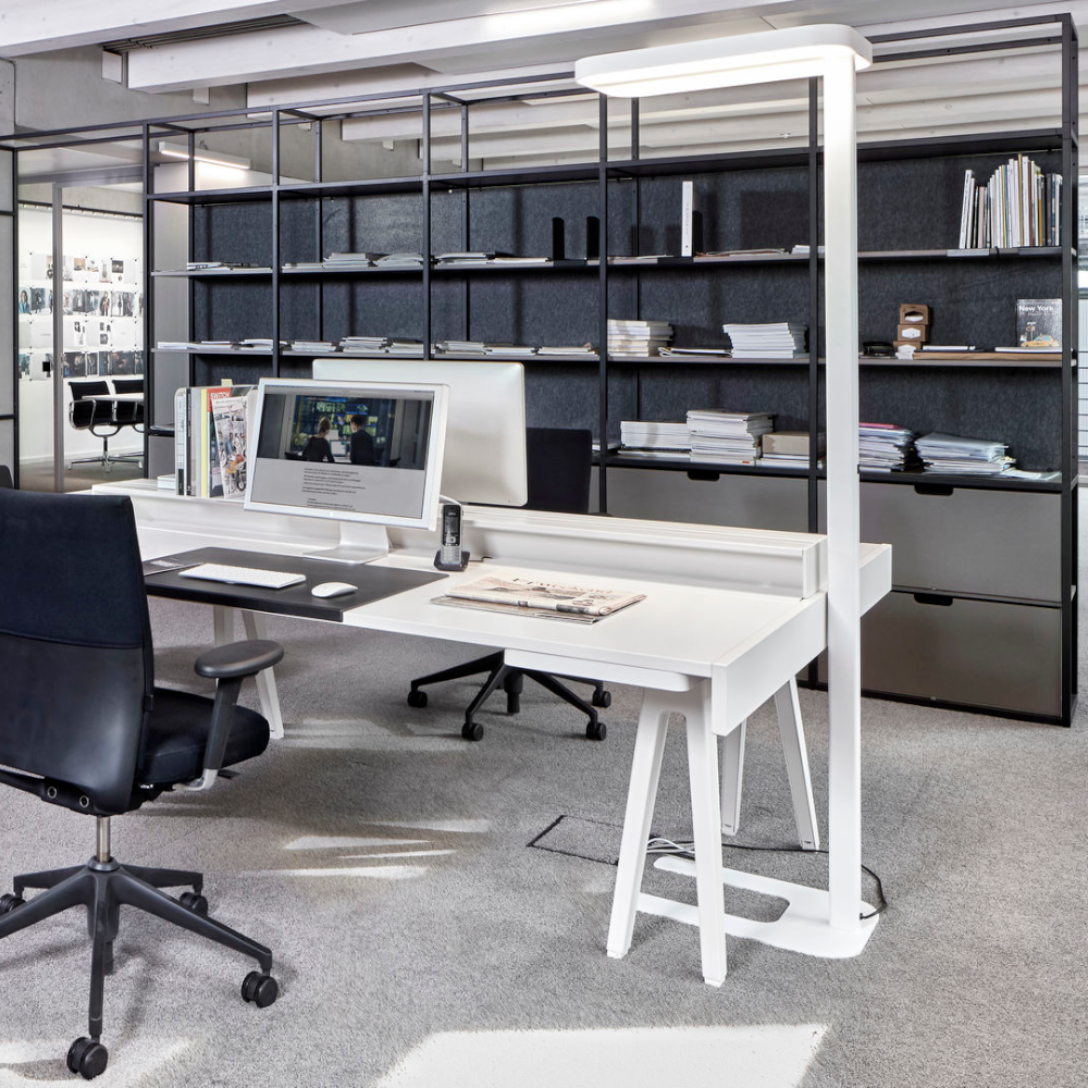 Zwarte stoel in een design kantooromgeving, geschikt voor professioneel gebruik.