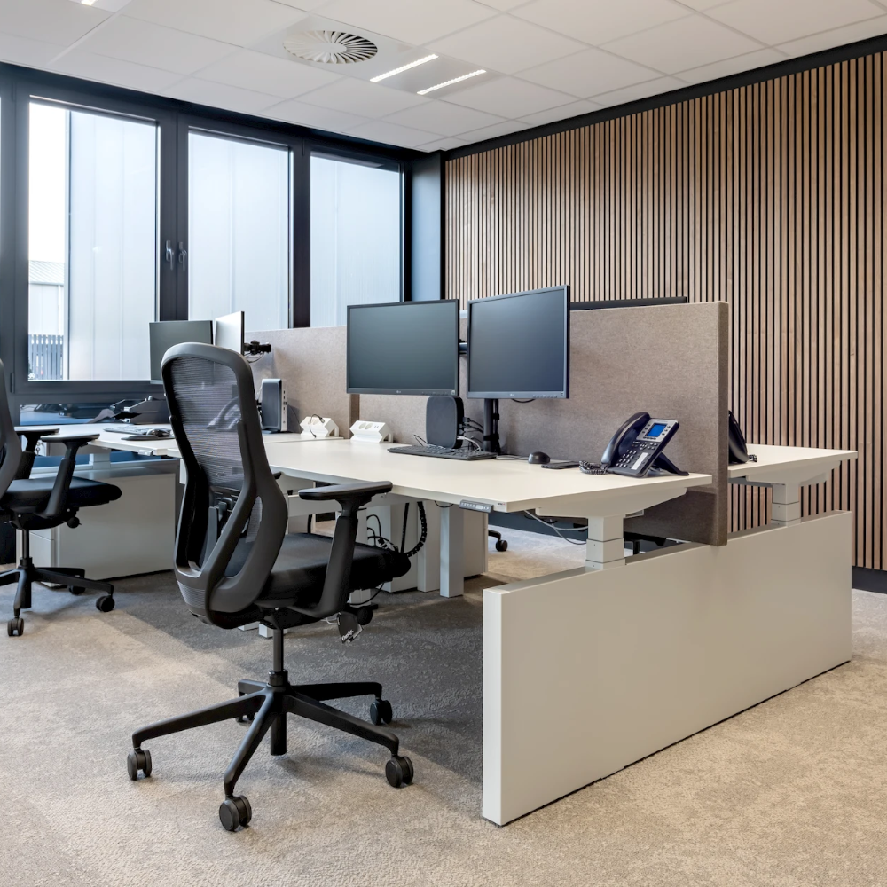 Kantoortuin met bureaus en bureaustoelen.