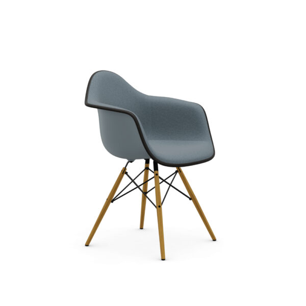 Eames armchair DAW RE, kleur Granite Grey, Bekleding Warm Grey/ Moor Brown, onderstel Esdoorn donker