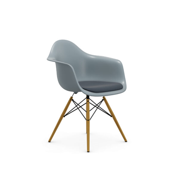 Eames armchair DAW RE, kleur Ice Grey, Bekleding Dark Blue/Ivory, onderstel Essen honing